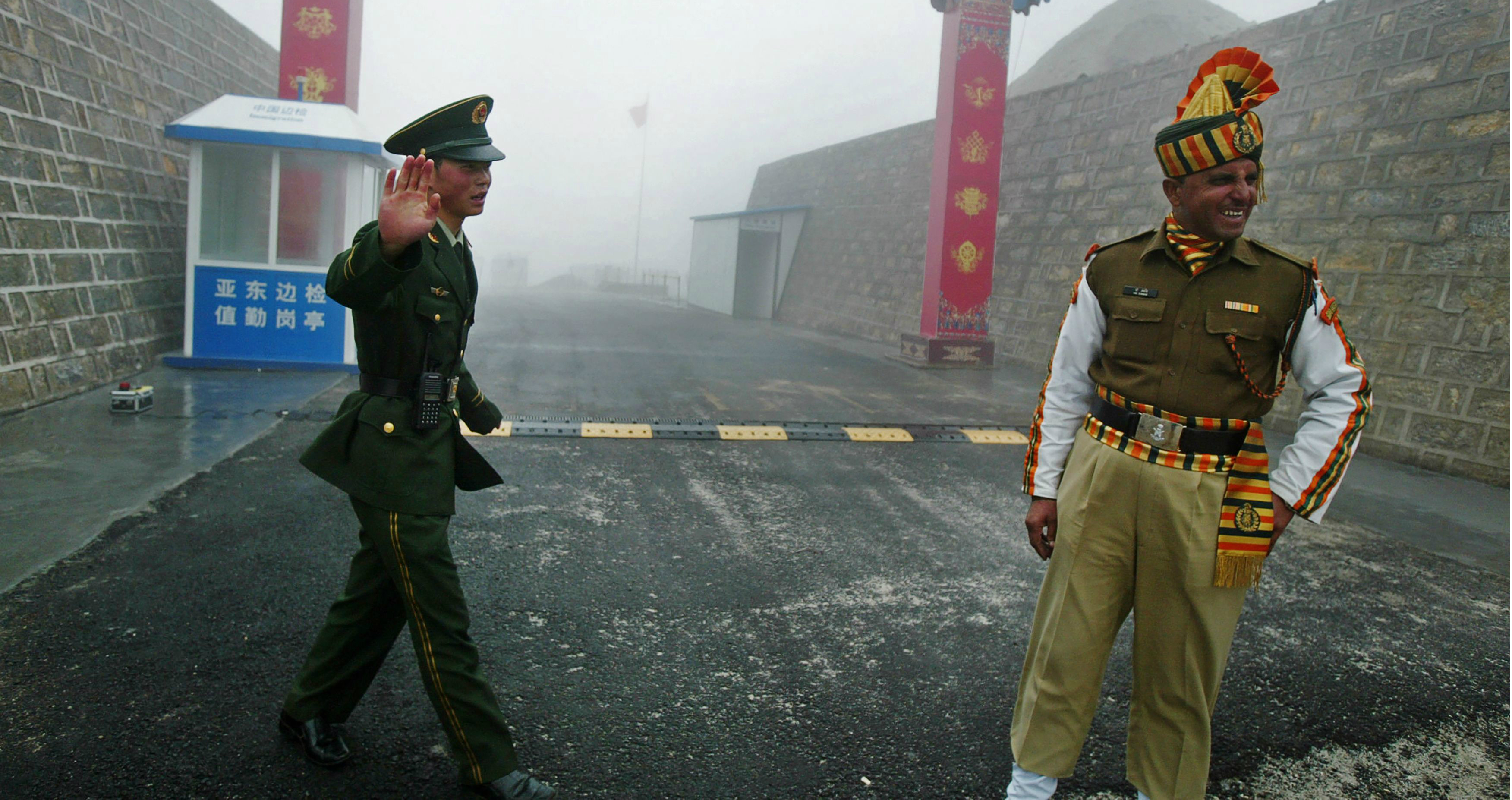 File photo of a Chinese soldier and his Indian counterpart at a border crossing between the two countries. Photo: AFP File photo of a Chinese soldier and his Indian counterpart at a border crossing between the two countries. Photo: AFP