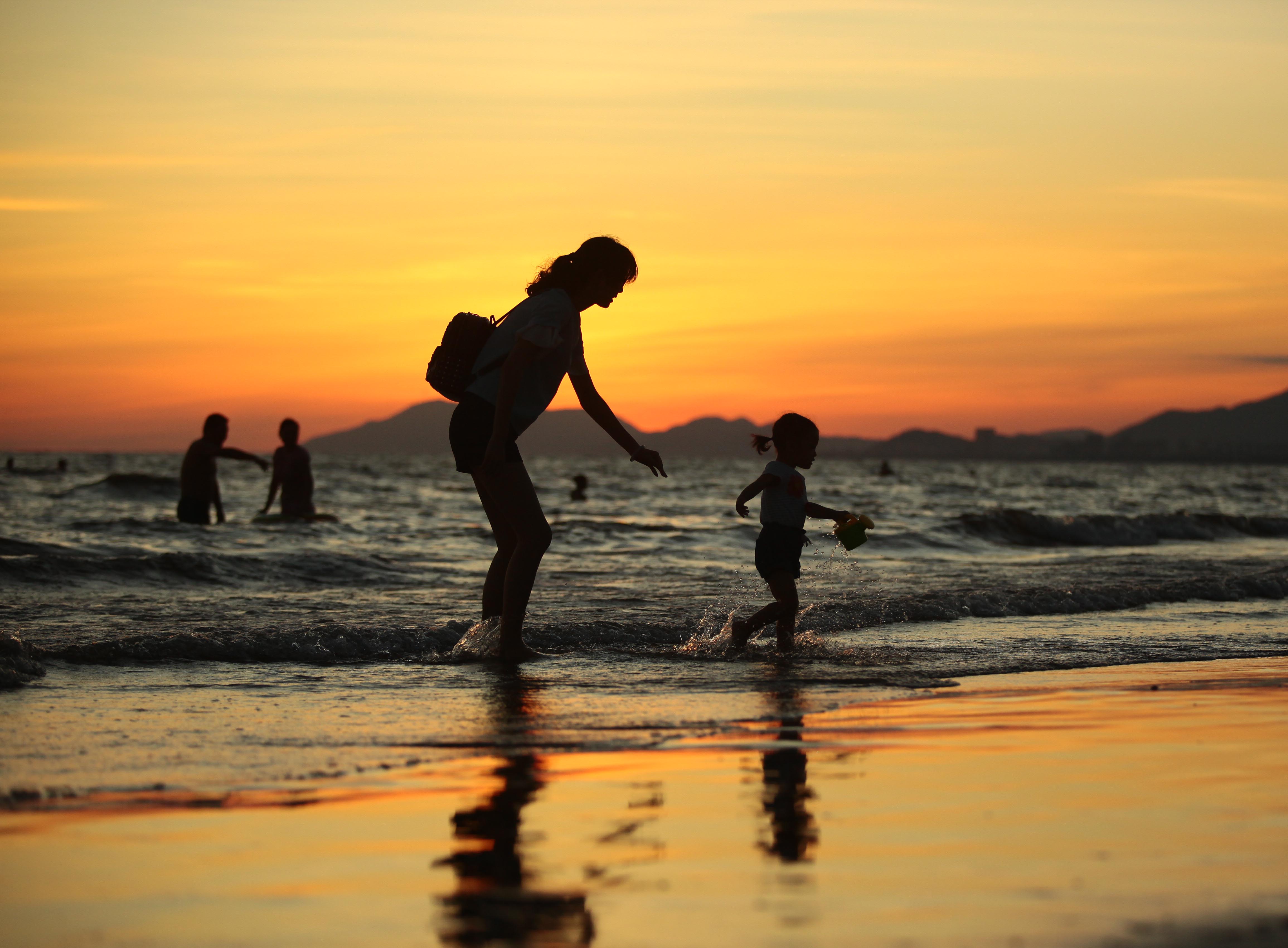 Too much exposure to the sun and heat can cause ‘sun stroke’, or heat exhaustion, when a person’s body is overwhelmed and internal temperature has been raised too high. Photo: Xinhua Too much exposure to the sun and heat can cause ‘sun stroke’, or heat exhaustion, when a person’s body is overwhelmed and internal temperature has been raised too high. Photo: Xinhua