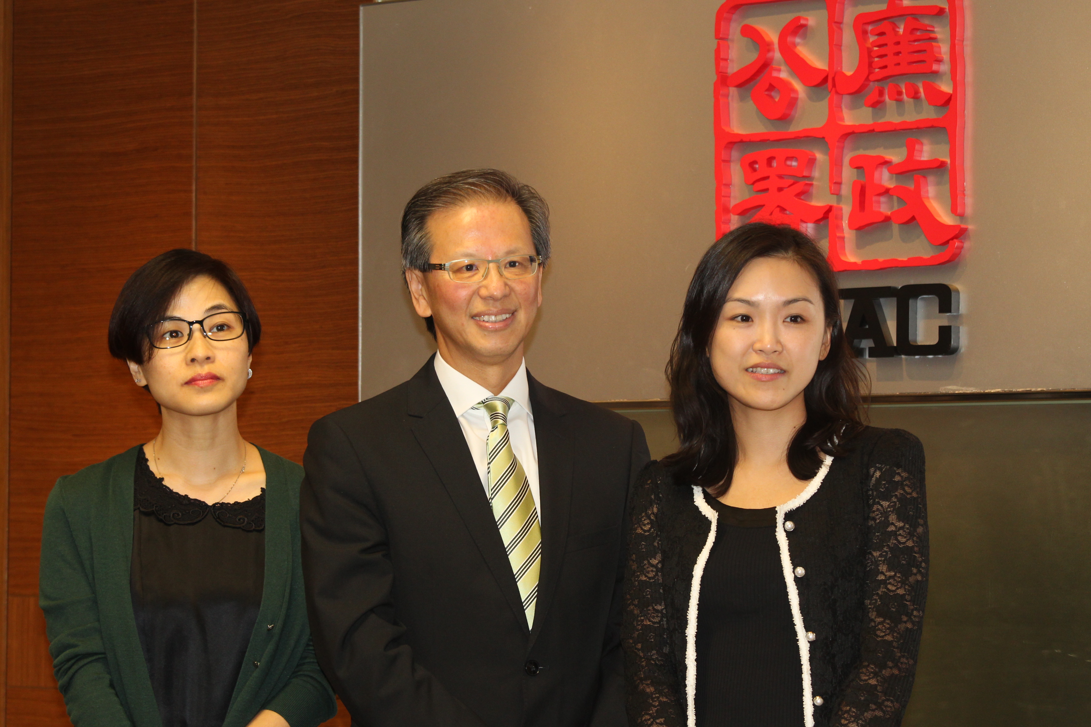 ICAC Director of Investigation (Government Sector) Ricky Yu (center) poses for a picture with inspectors Winnie Lee (left) and Hazel Law. Photo: HKEJ ICAC Director of Investigation (Government Sector) Ricky Yu (center) poses for a picture with inspectors Winnie Lee (left) and Hazel Law. Photo: HKEJ