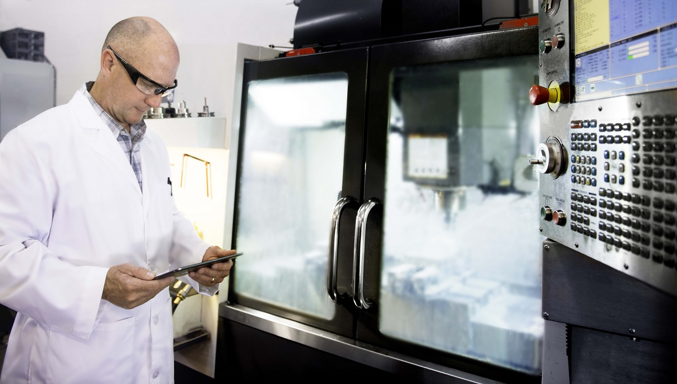 A specialist monitoring a 3D printing machine at 3D printing service company Fast Radius. Photo: UPS A specialist monitoring a 3D printing machine at 3D printing service company Fast Radius. Photo: UPS