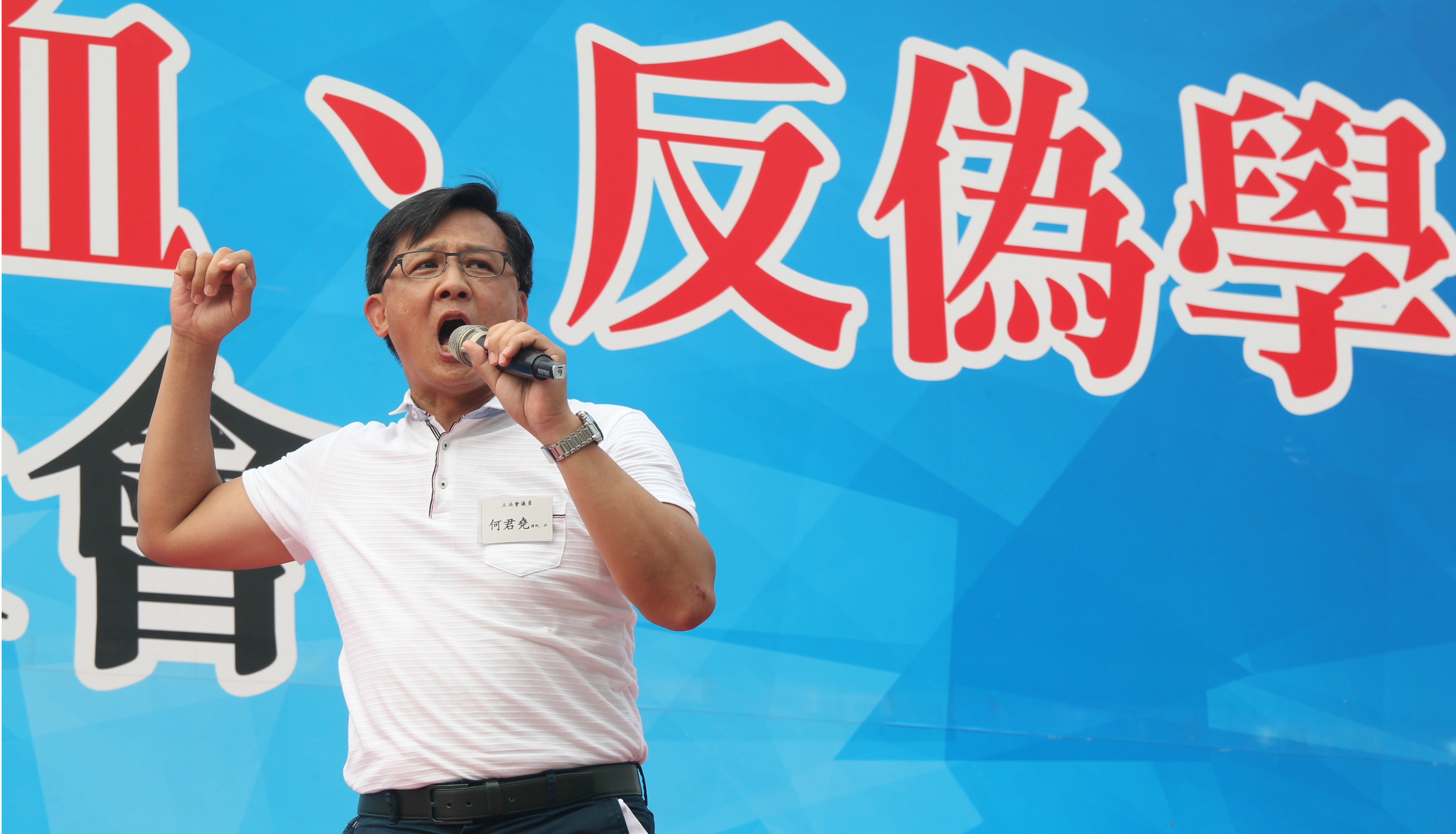 Legislator Junius Ho calls for violence against advocates of Hong Kong independence during a rally of Beijing loyalists at Tamar Park on Sunday. Photo: HKEJ Legislator Junius Ho calls for violence against advocates of Hong Kong independence during a rally of Beijing loyalists at Tamar Park on Sunday. Photo: HKEJ