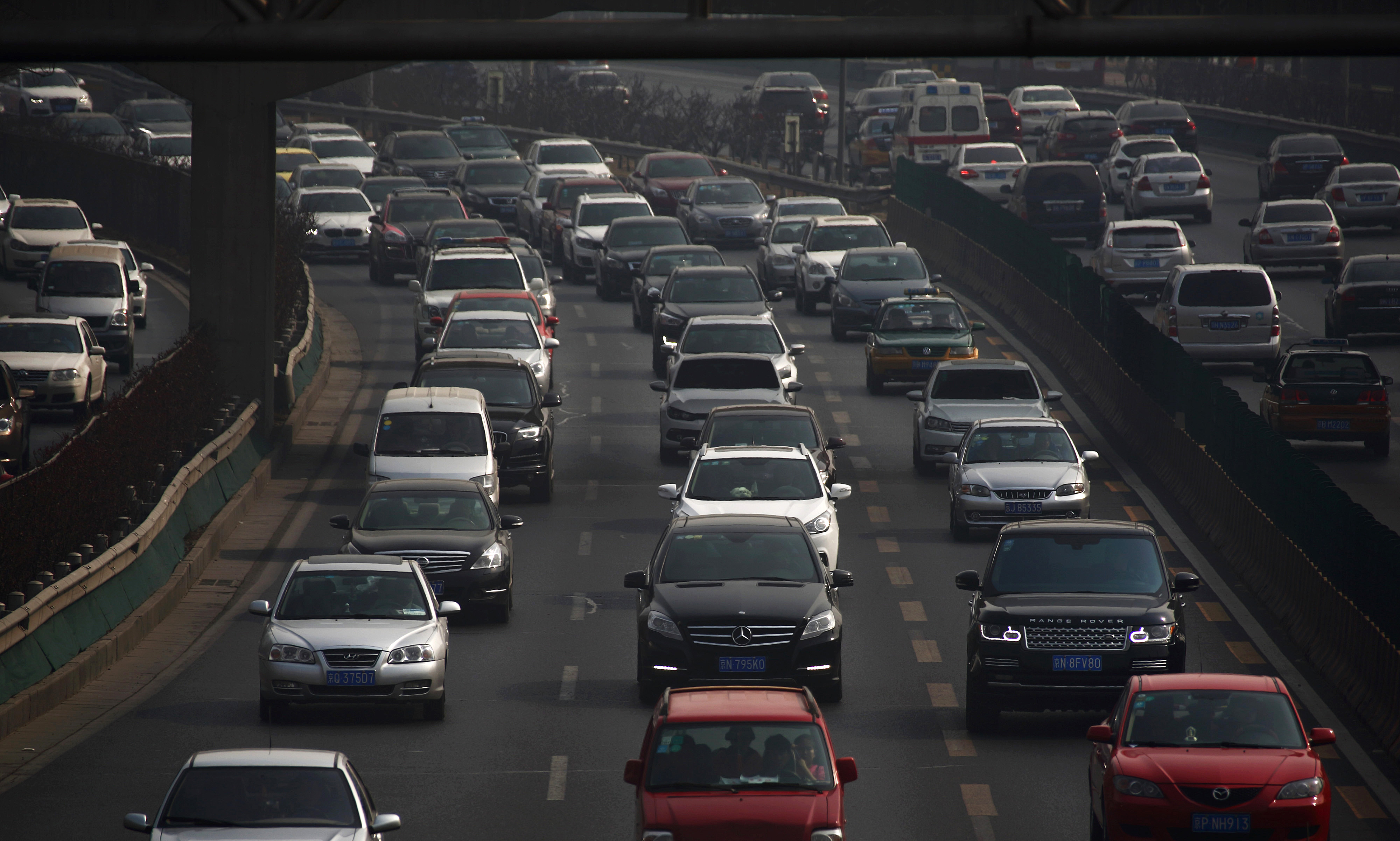 A file photo shows vehicles moving along an expressway in Beijing. Authorities in many countries, including China, are realizing that fossil fuel-based vehicles must be curbed in order to control air pollution. Photo: Bloomberg A file photo shows vehicles moving along an expressway in Beijing. Authorities in many countries, including China, are realizing that fossil fuel-based vehicles must be curbed in order to control air pollution. Photo: Bloomberg