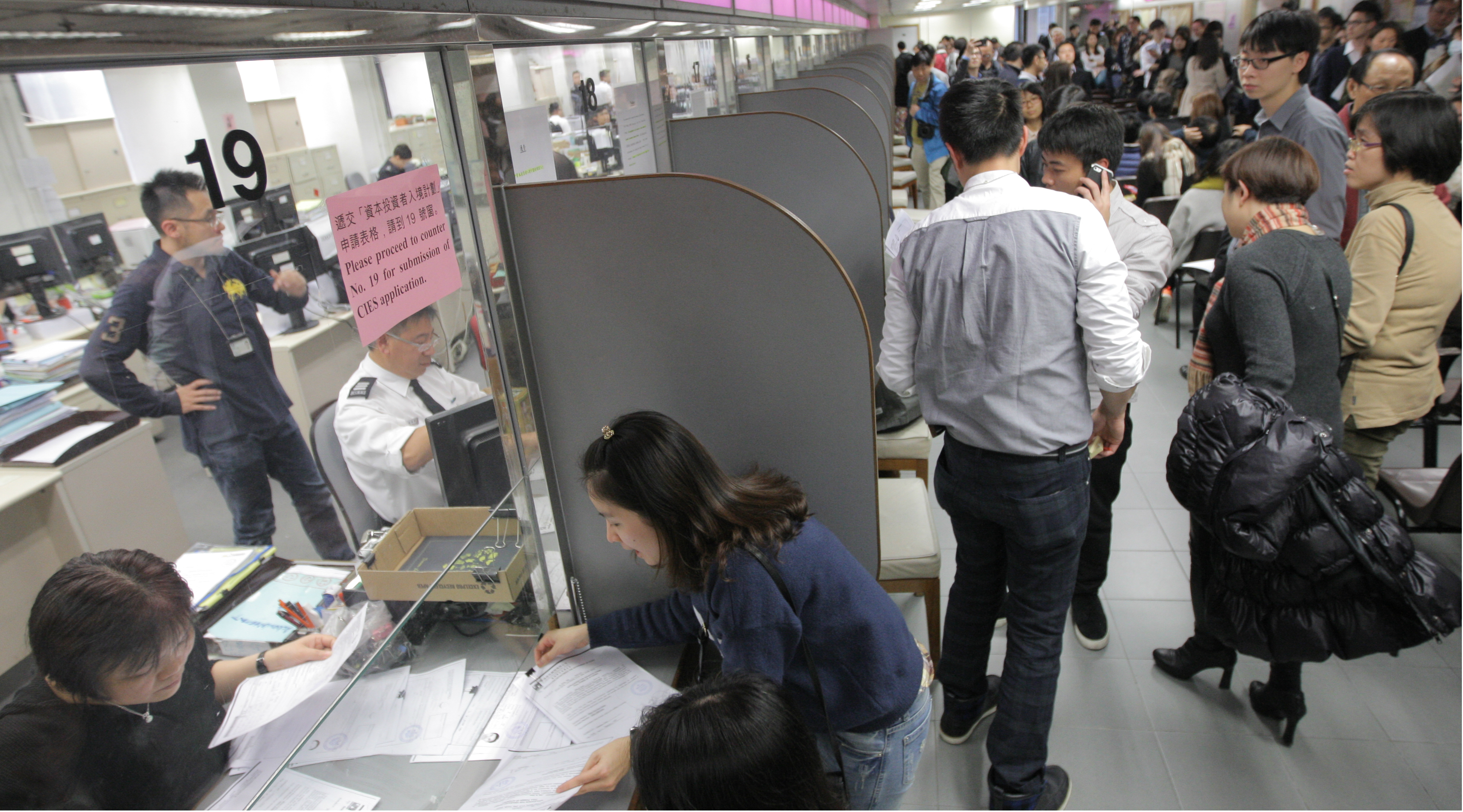 Last year, 57,305 mainland immigrants, or 157 per day, arrived in Hong Kong for settlement, some 5 percent more than are supposed to be coming here under current arrangements. Photo: HKEJ Last year, 57,305 mainland immigrants, or 157 per day, arrived in Hong Kong for settlement, some 5 percent more than are supposed to be coming here under current arrangements. Photo: HKEJ
