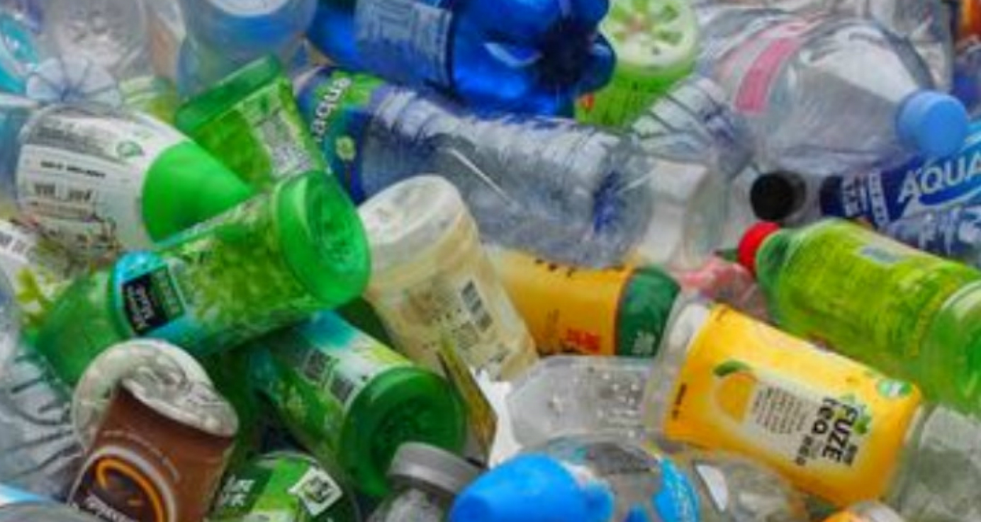 Hong Kong produces over 2,000 tons of plastic waste daily, constituting more than 20 percent of the garbage we send to landfills. Photo: greenearth-hk.org Hong Kong produces over 2,000 tons of plastic waste daily, constituting more than 20 percent of the garbage we send to landfills. Photo: greenearth-hk.org