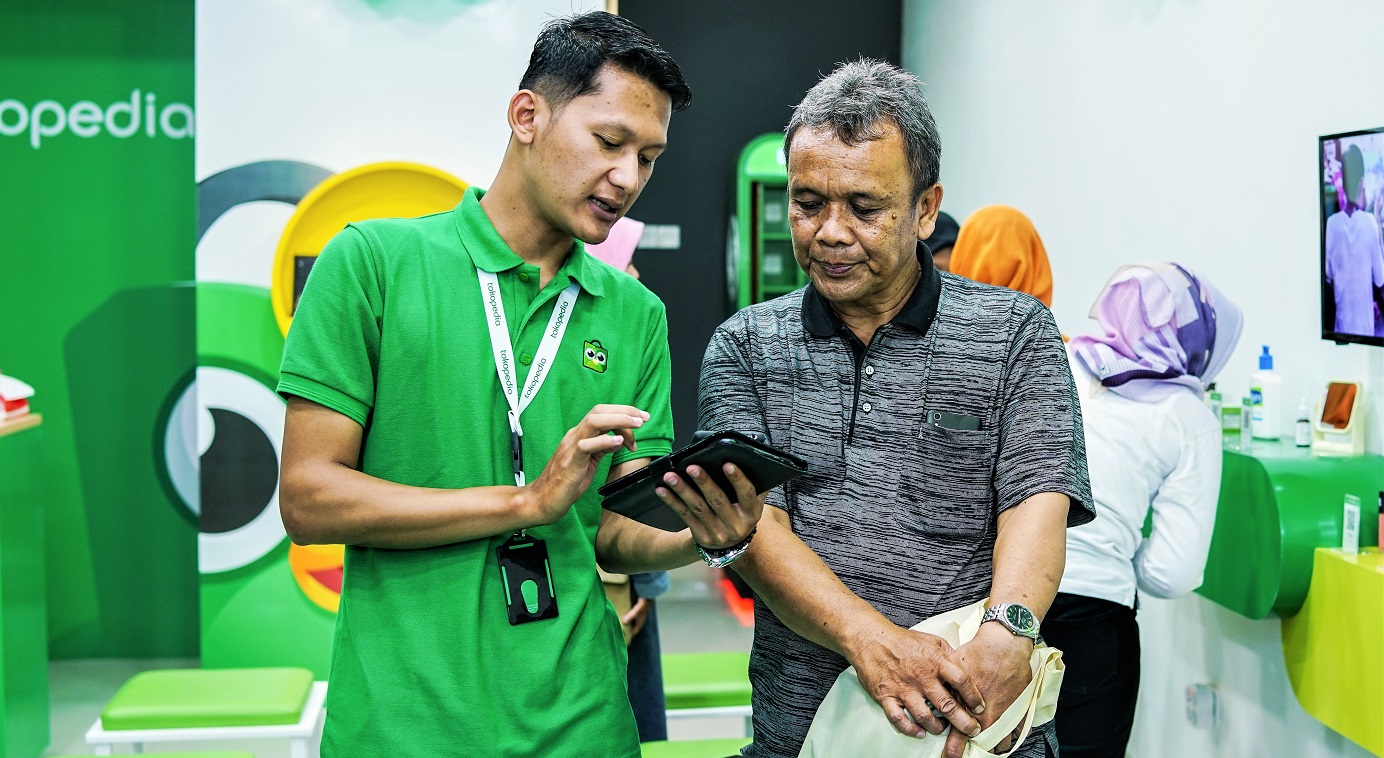 A Tokopedia employee interacts with a visitor at a customer experience center. The Indonesian online marketplace has received further financial backing from Japan’s SoftBank. Photo: Tokopedia A Tokopedia employee interacts with a visitor at a customer experience center. The Indonesian online marketplace has received further financial backing from Japan’s SoftBank. Photo: Tokopedia