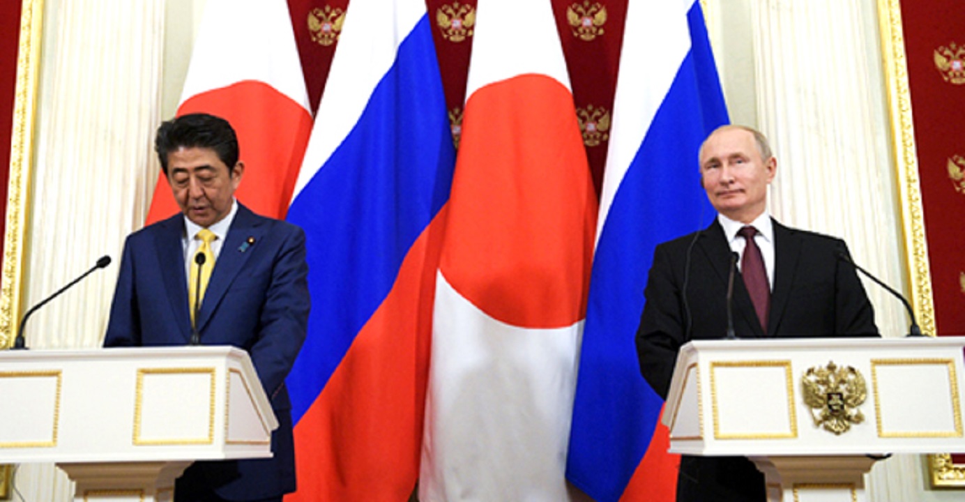 Japanese Prime Minister Shinzo Abe (left) reads a statement as Russian President Vladimir Putin listens following their meeting at the Kremlin in Moscow on Jan. 22. Photo: Reuters Japanese Prime Minister Shinzo Abe (left) reads a statement as Russian President Vladimir Putin listens following their meeting at the Kremlin in Moscow on Jan. 22. Photo: Reuters