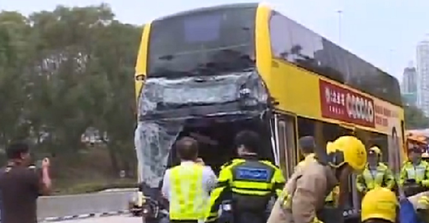 The lives of the Citibus and truck drivers wouldn’t have been lost if the tunnel operator had managed to remove the lorry from the road within minutes after it stalled. Photo: TVB News The lives of the Citibus and truck drivers wouldn’t have been lost if the tunnel operator had managed to remove the lorry from the road within minutes after it stalled. Photo: TVB News