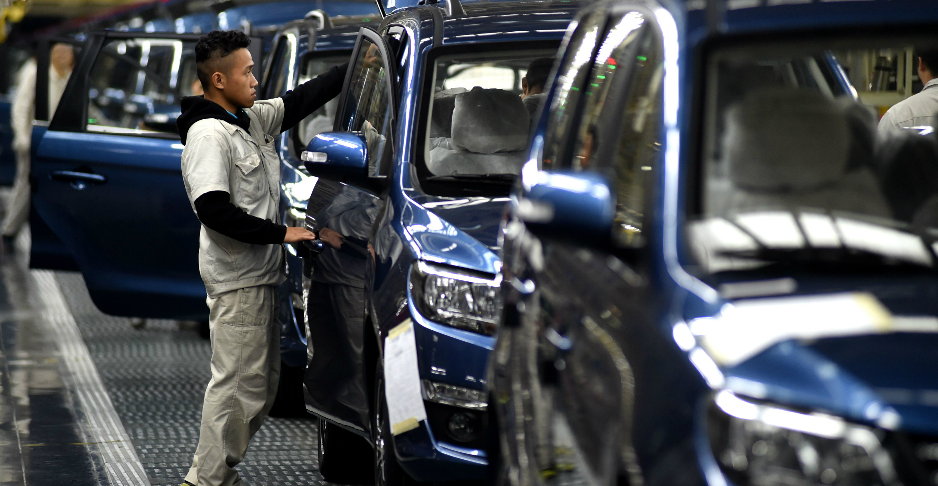 Car sales fell 13.8 percent to 1.48 million vehicles in February, after declines of 16 percent in January and 13 percent in December. Photo: Xinhua Car sales fell 13.8 percent to 1.48 million vehicles in February, after declines of 16 percent in January and 13 percent in December. Photo: Xinhua