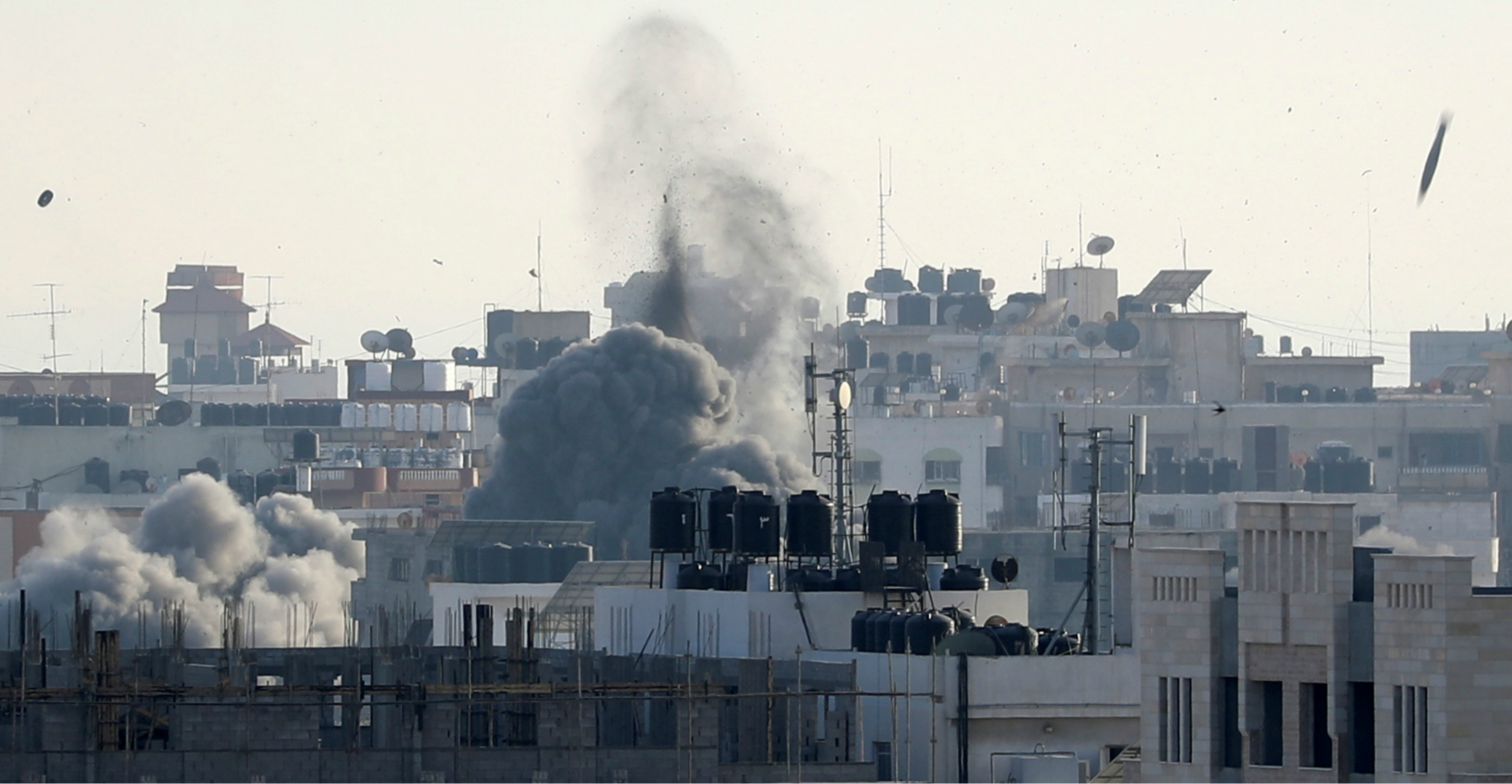 A missile lands as smoke rises during Israeli air strikes in Gaza City on Sunday. Photo: Reuters A missile lands as smoke rises during Israeli air strikes in Gaza City on Sunday. Photo: Reuters