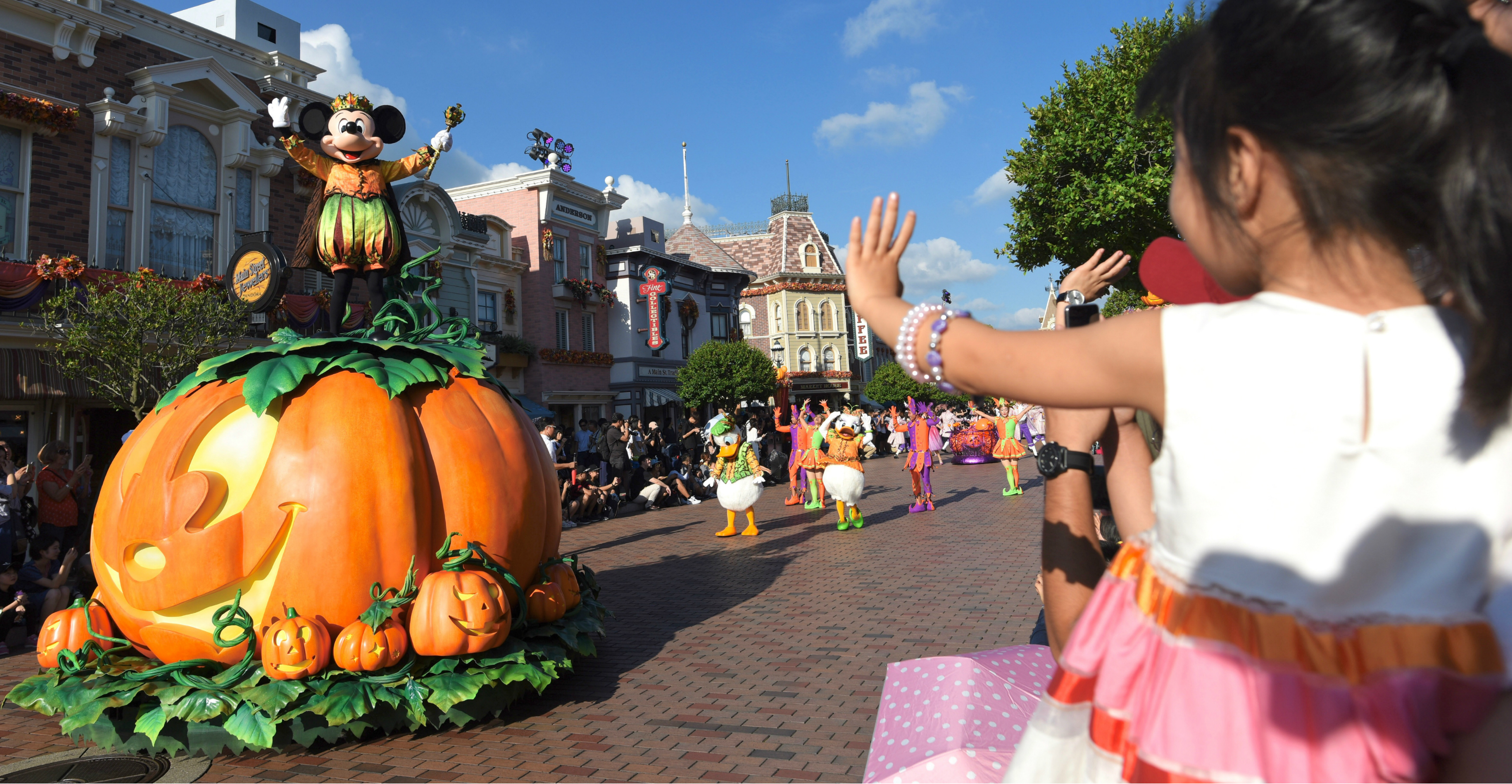 Net income hit US$1.5 billion in the theme park unit as more visitors showed up at Walt Disney World in Florida and Hong Kong Disneyland, while occupied hotel nights increased. Photo: CNSA Net income hit US$1.5 billion in the theme park unit as more visitors showed up at Walt Disney World in Florida and Hong Kong Disneyland, while occupied hotel nights increased. Photo: CNSA