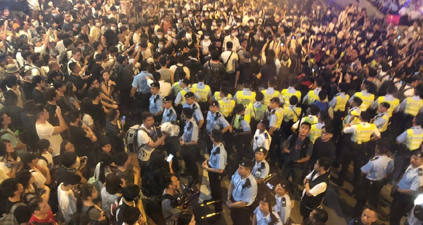A large number of protesters occupied Harcourt Road in Admiralty on Sunday evening after a massive protest march against the government's proposed changes in extradition laws. Photo: RTHK A large number of protesters occupied Harcourt Road in Admiralty on Sunday evening after a massive protest march against the government's proposed changes in extradition laws. Photo: RTHK
