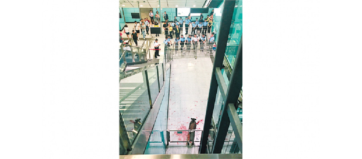 A cellphone picture shows police officers setting up metal barricades in MTR’s Kennedy Town station as they try to contain a wild boar that wandered into the station on Wednesday evening. Photo: Internet A cellphone picture shows police officers setting up metal barricades in MTR’s Kennedy Town station as they try to contain a wild boar that wandered into the station on Wednesday evening. Photo: Internet