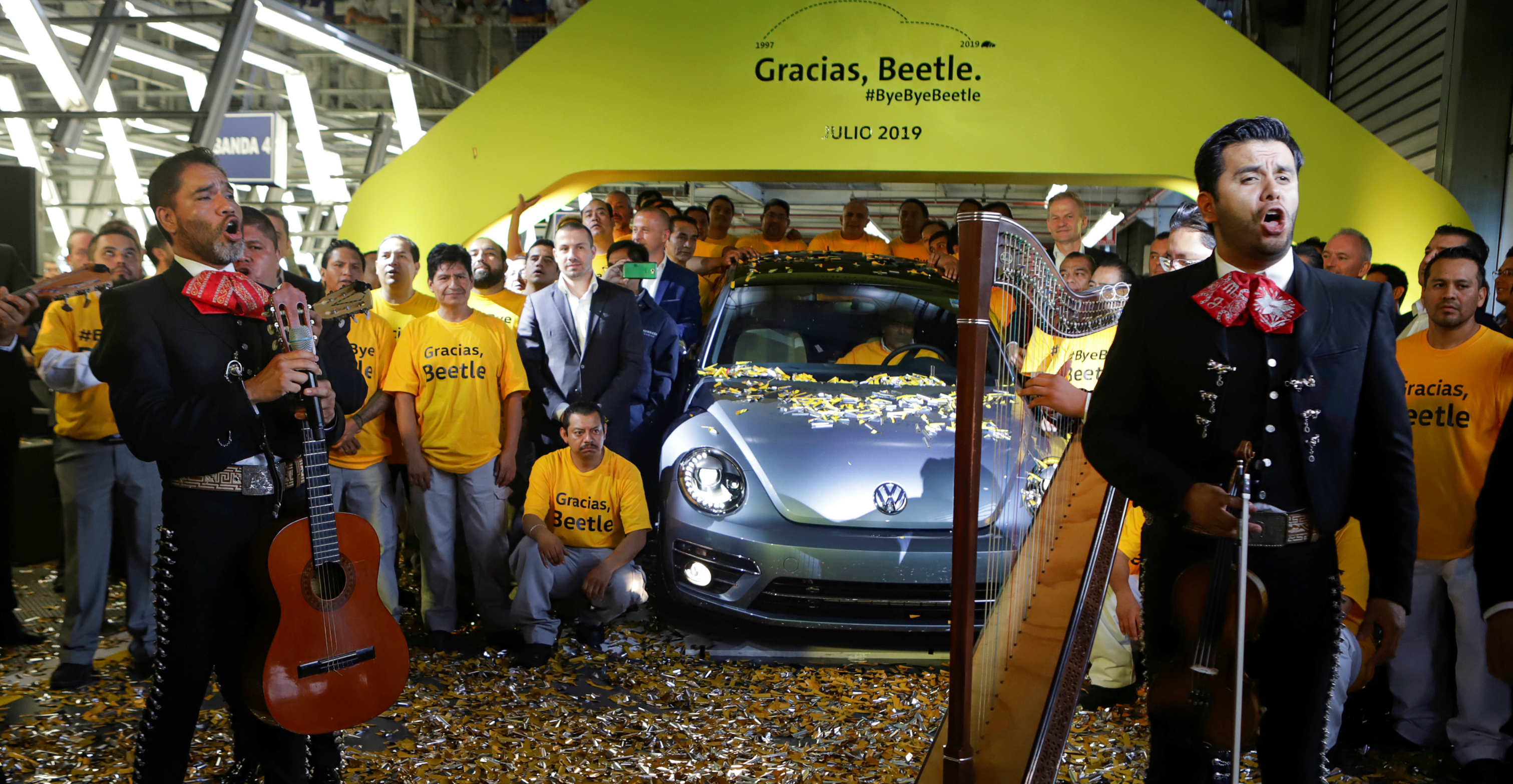 Workers and a mariachi band celebrate the end of production of VW Beetle cars at a Volkswagen assembly plant in Puebla, Mexico, on Wednesday. Photo: Reuters Workers and a mariachi band celebrate the end of production of VW Beetle cars at a Volkswagen assembly plant in Puebla, Mexico, on Wednesday. Photo: Reuters
