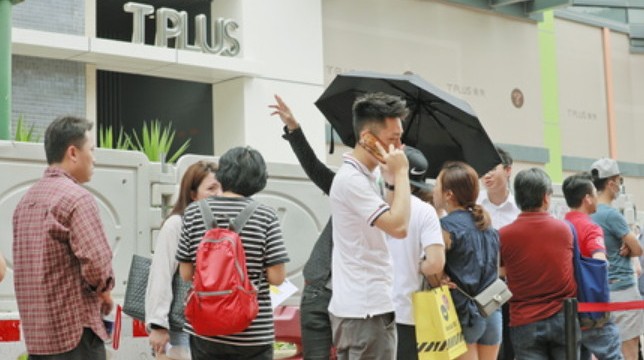 Prospective buyers queue up during a sales event at the T Plus project in Tuen Mun earlier this month. Demand for tiny housing units has been soaring, but market experts warn that there is a potential downside as well. Photo: HKEJ Prospective buyers queue up during a sales event at the T Plus project in Tuen Mun earlier this month. Demand for tiny housing units has been soaring, but market experts warn that there is a potential downside as well. Photo: HKEJ