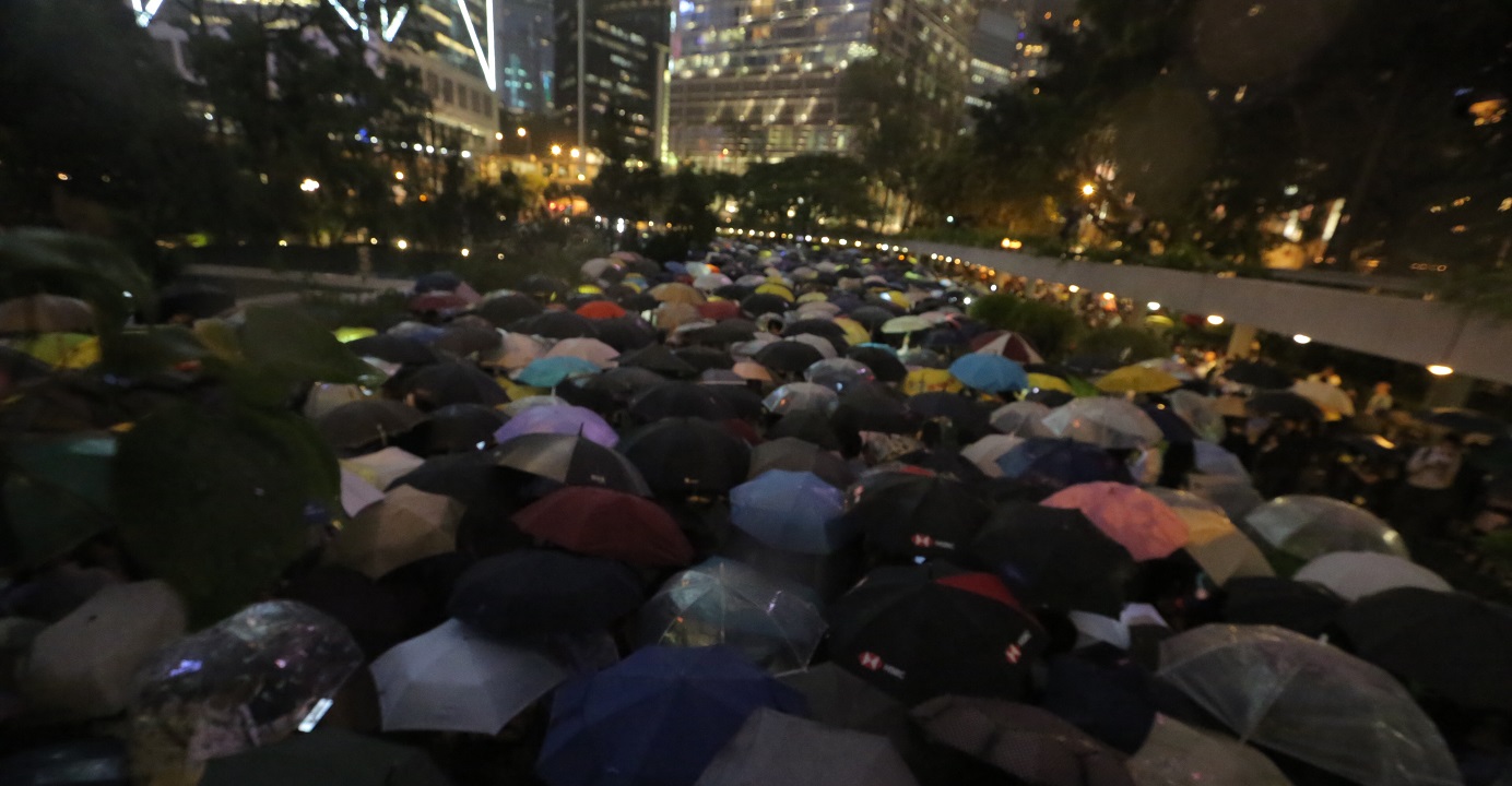 Thousands of workers from the financial sector join a "flash mob" at the Chater Garden in Central on Thursday night to press demands relating to the extradition bill. Photo: HKEJ Thousands of workers from the financial sector join a "flash mob" at the Chater Garden in Central on Thursday night to press demands relating to the extradition bill. Photo: HKEJ