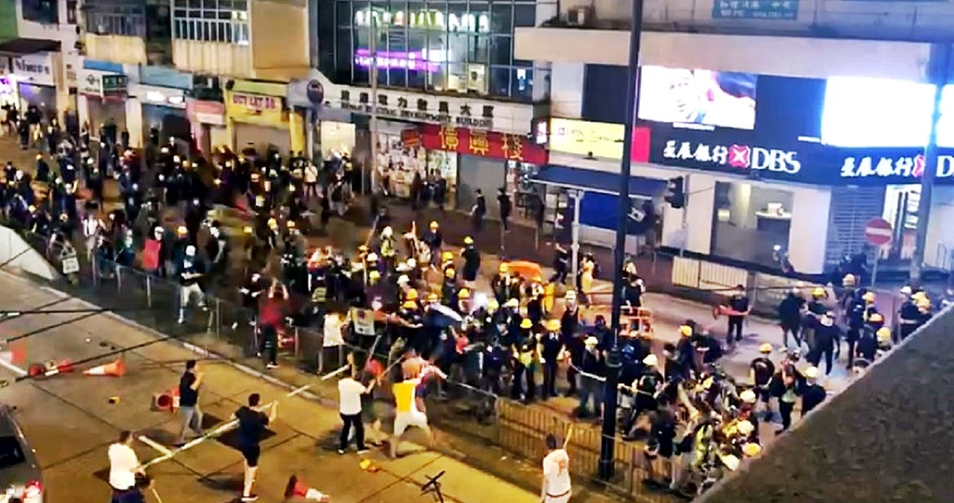 Violence erupts as protesters and a group of men armed with long poles face off each other on King's Road. Photo: Internet Violence erupts as protesters and a group of men armed with long poles face off each other on King's Road. Photo: Internet