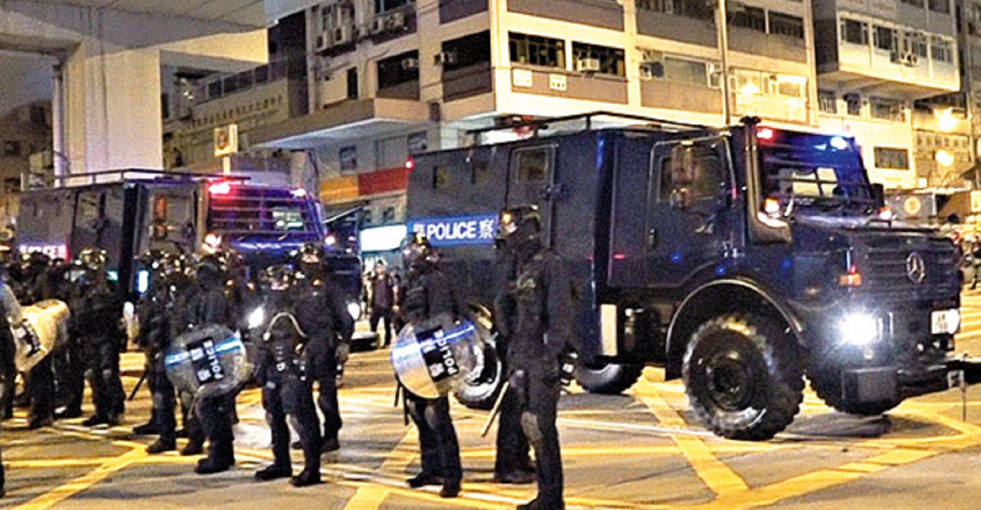 Police deployed two Unimog U5000 armored carriers in their clearance operations in Mong Kok on Monday. Photo: RTHK Police deployed two Unimog U5000 armored carriers in their clearance operations in Mong Kok on Monday. Photo: RTHK
