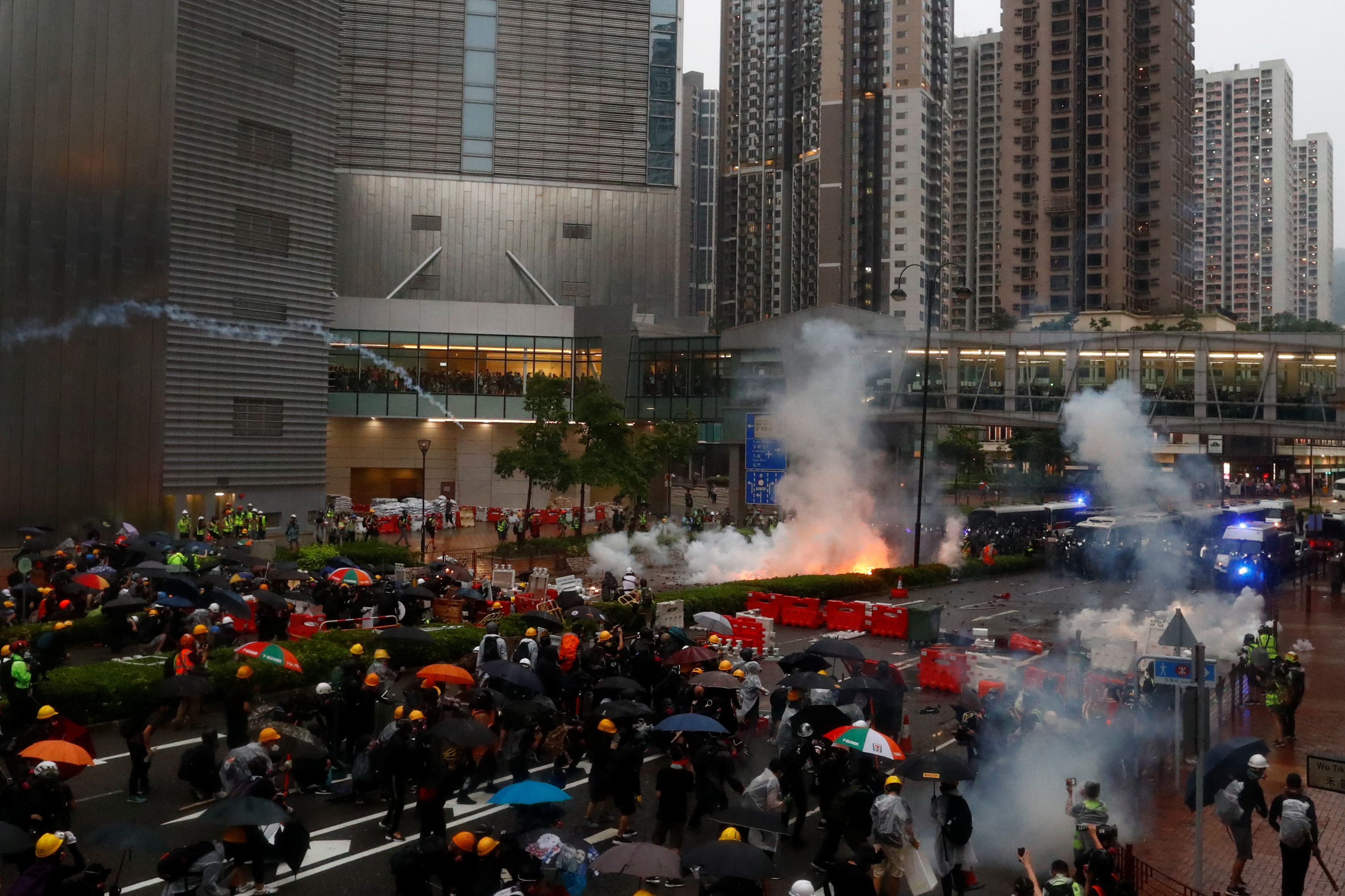 Anti-government protesters clash with police in Hong Kong’s Tsuen Wan district on Sunday. Photo: Reuters Anti-government protesters clash with police in Hong Kong’s Tsuen Wan district on Sunday. Photo: Reuters