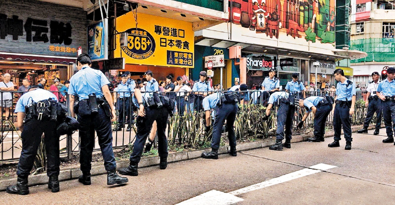 On Monday, police returned to Sha Tsui Road in Tsuen Wan, where a policeman had fired a warning shot the previous night, and tried to locate the bullet. Photo: RTHK On Monday, police returned to Sha Tsui Road in Tsuen Wan, where a policeman had fired a warning shot the previous night, and tried to locate the bullet. Photo: RTHK