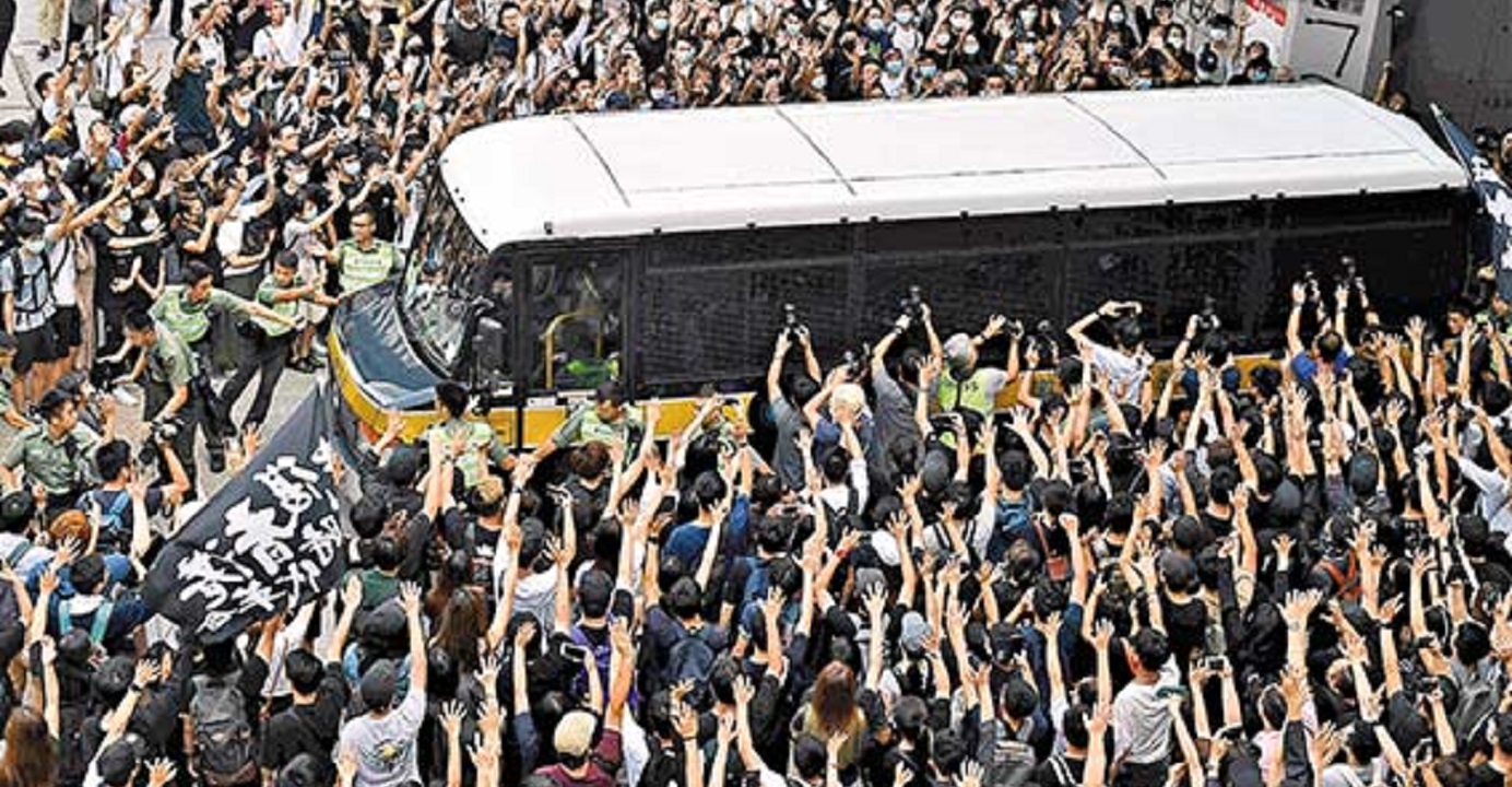 Hundreds of protesters, most of them wearing face masks, express their support for Edward Leung outside the High Court on Wednesday. Photo: AFP Hundreds of protesters, most of them wearing face masks, express their support for Edward Leung outside the High Court on Wednesday. Photo: AFP