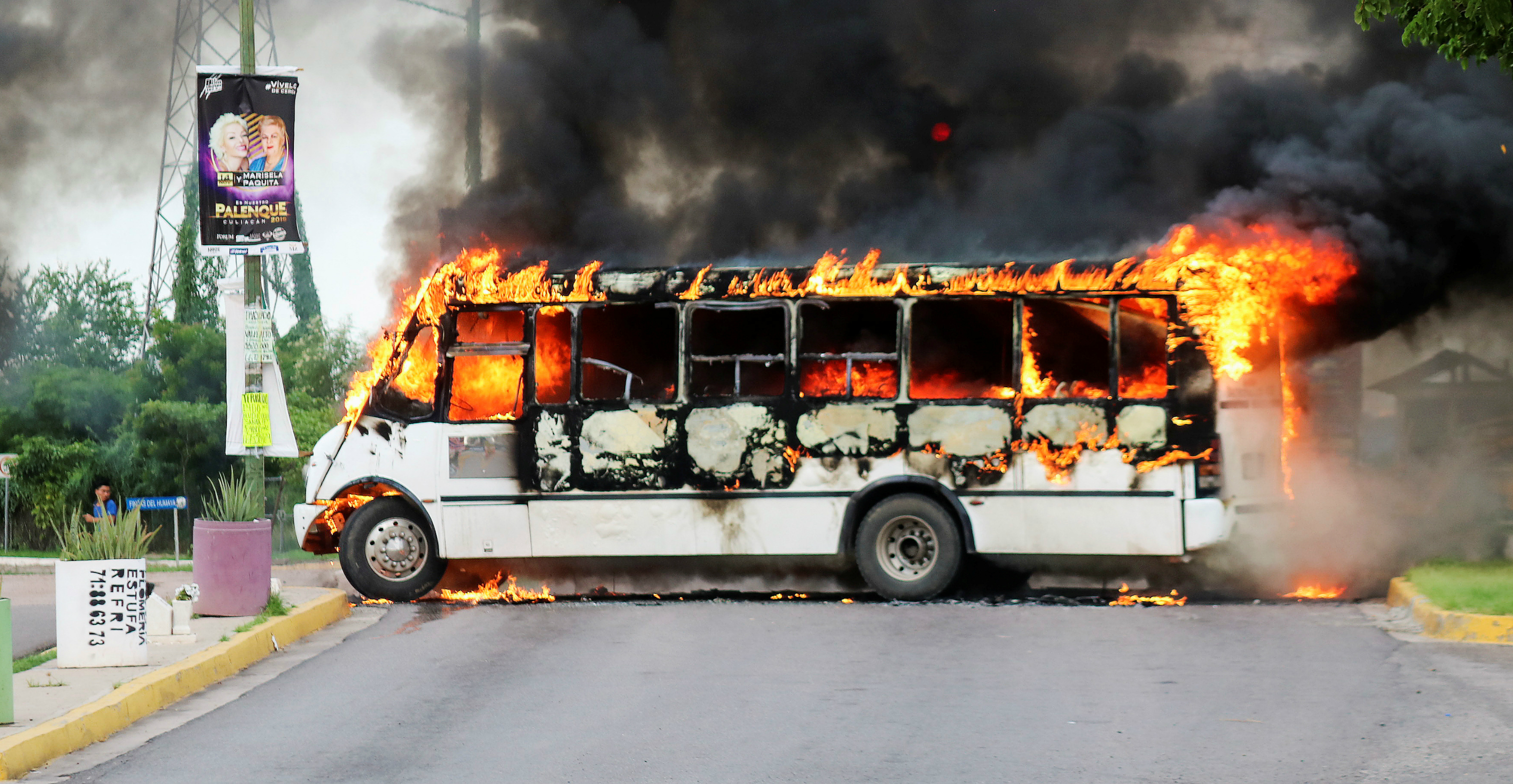 Cartel gunmen set a bus on fire to block a road during clashes with security forces in Culiacan, Sinaloa state, Mexico on Thursday. Photo: Reuters Cartel gunmen set a bus on fire to block a road during clashes with security forces in Culiacan, Sinaloa state, Mexico on Thursday. Photo: Reuters