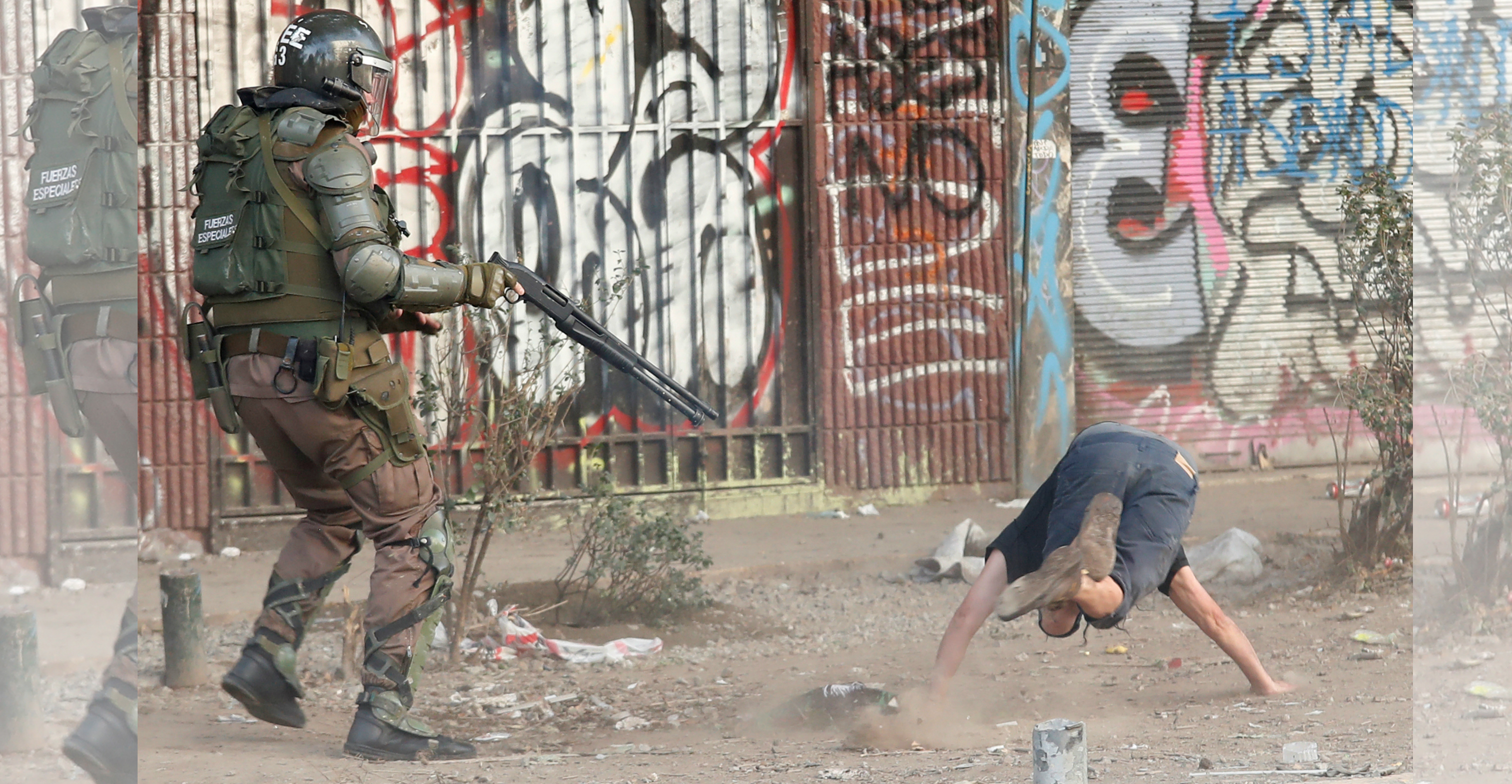 Police clash with anti-government demonstrators in Santiago, Chile, on Thursday. Photo: Reuters Police clash with anti-government demonstrators in Santiago, Chile, on Thursday. Photo: Reuters