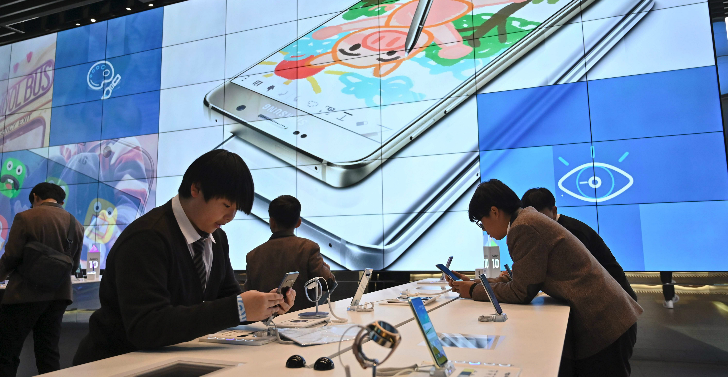 Samsung plans to ship some 60 million phones made in China by so-called original design manufacturers (ODMs) next year out of a total of about 300 million devices. Photo: AFP Samsung plans to ship some 60 million phones made in China by so-called original design manufacturers (ODMs) next year out of a total of about 300 million devices. Photo: AFP