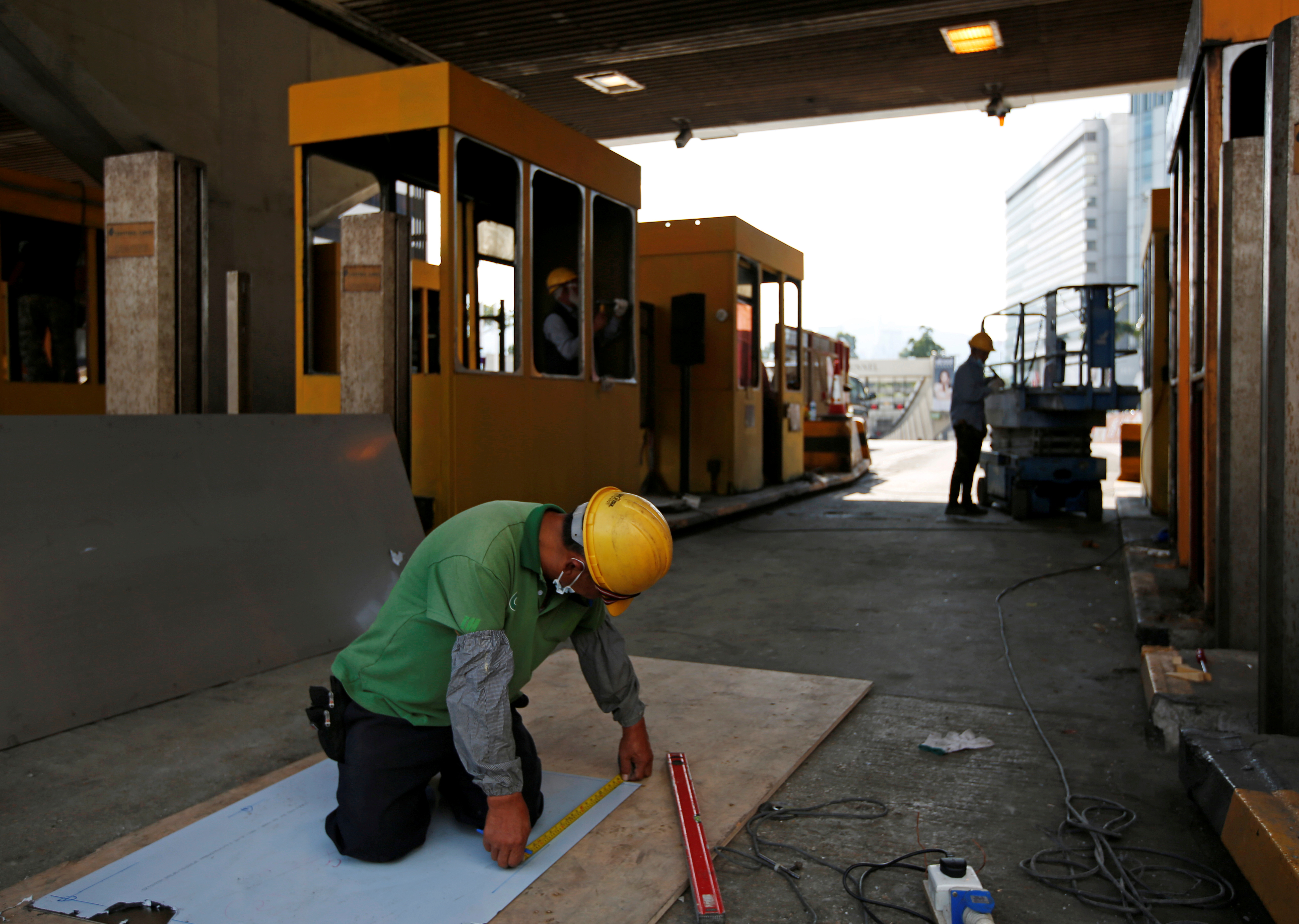 A worker repairs toll booths which were damaged during protests at the Cross Harbour Tunnel near PolyU on Nov. 23. Hong Kong’s recent events have underlined the need for authorities to step up their urban information systems. Photo: Reuters A worker repairs toll booths which were damaged during protests at the Cross Harbour Tunnel near PolyU on Nov. 23. Hong Kong’s recent events have underlined the need for authorities to step up their urban information systems. Photo: Reuters