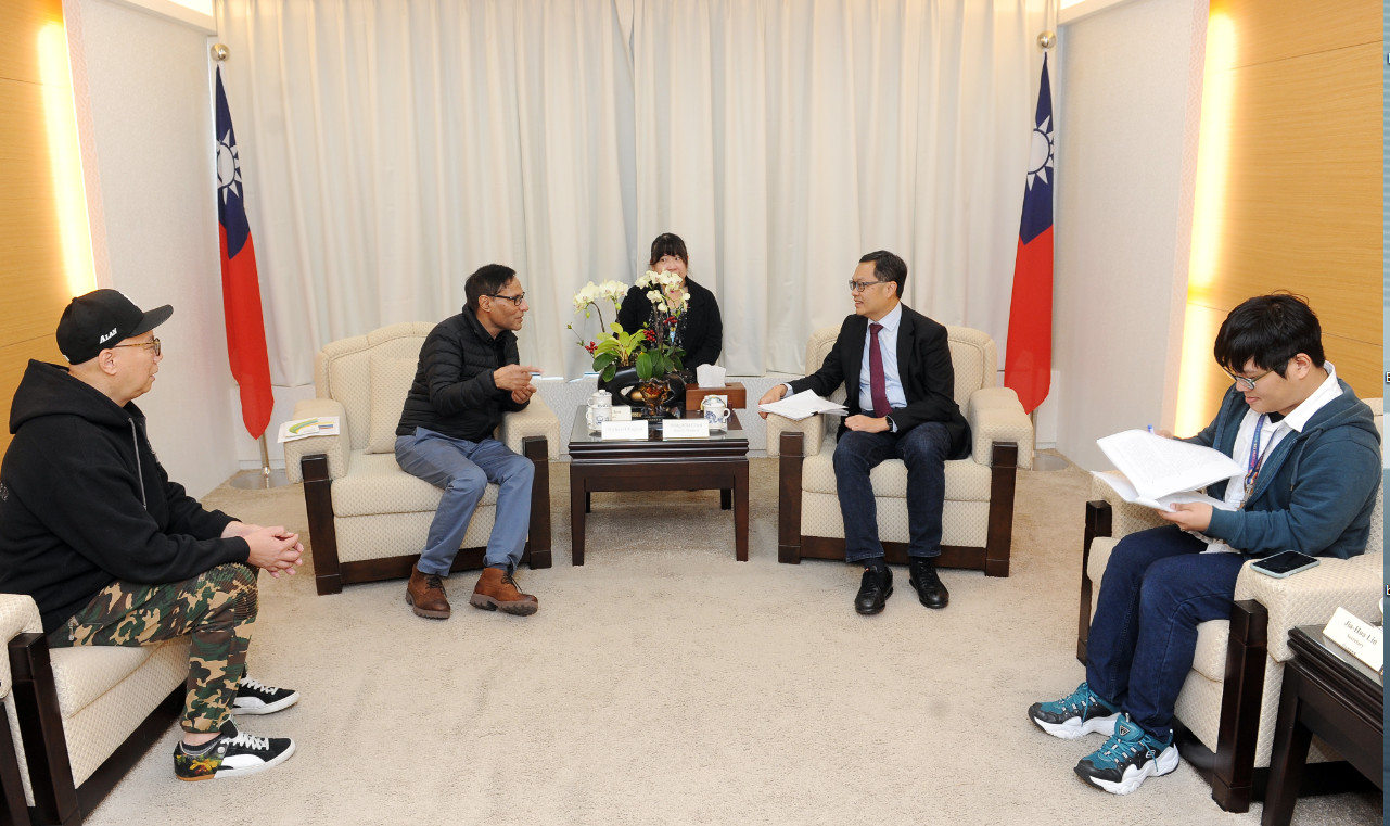 The author is seen in a conversation with Chen Ming-chi, deputy minister of Taiwan’s Mainland Affairs Council, in Taipei last week. Photo: Michael Chugani The author is seen in a conversation with Chen Ming-chi, deputy minister of Taiwan’s Mainland Affairs Council, in Taipei last week. Photo: Michael Chugani