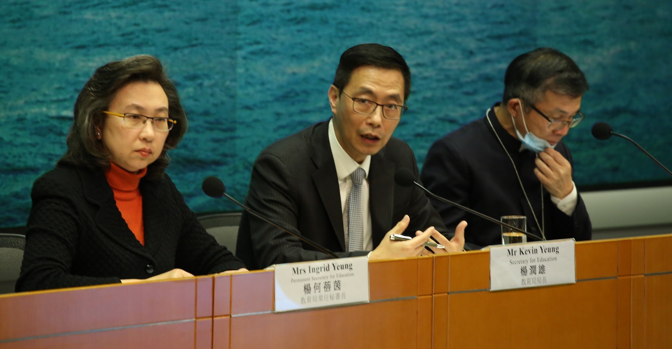 Education Secretary Kevin Yeung (Center) says the government is considering two options regarding the timetable of the Hong Kong Diploma of Secondary Education Examination. Photo: HKEJ Education Secretary Kevin Yeung (Center) says the government is considering two options regarding the timetable of the Hong Kong Diploma of Secondary Education Examination. Photo: HKEJ