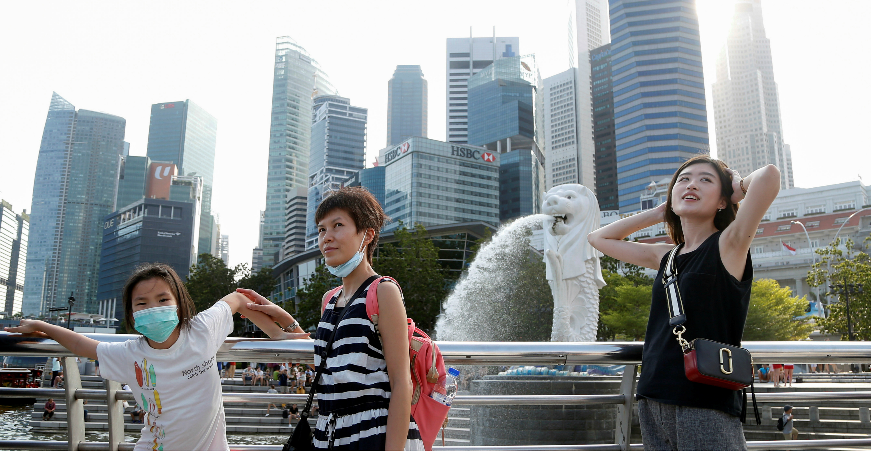 Tourists wearing face masks pose for photos at the Merlion Park in Singapore. Photo: Reuters Tourists wearing face masks pose for photos at the Merlion Park in Singapore. Photo: Reuters