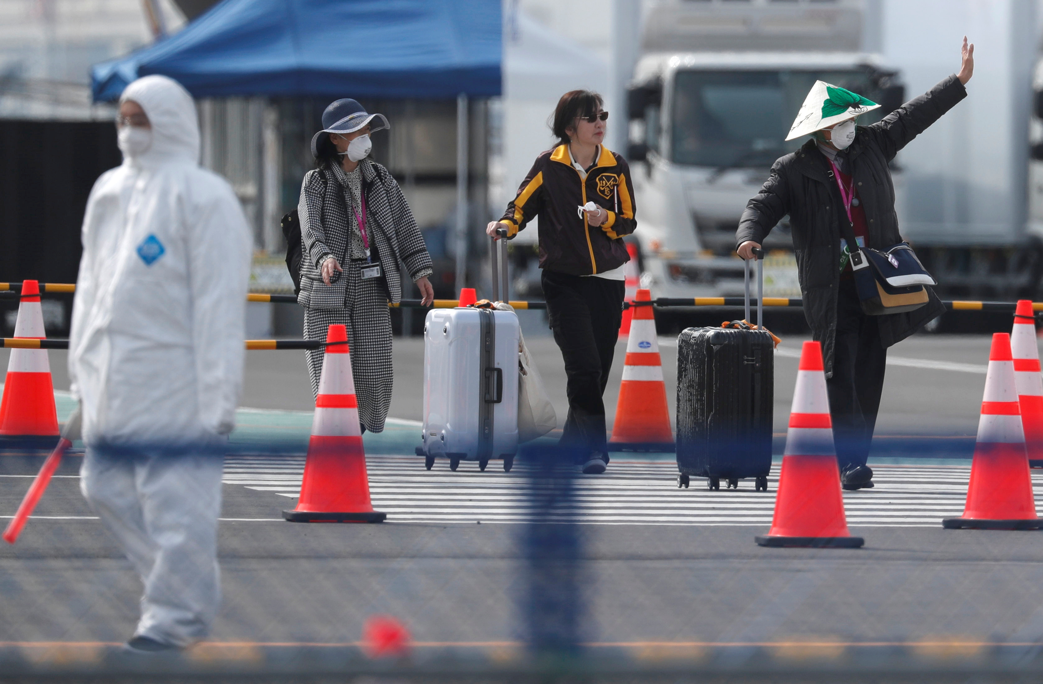 A passenger waves after leaving the coronavirus-hit Diamond Princess cruise ship in Yokohama, Japan on Thursday. Photo: Reuters A passenger waves after leaving the coronavirus-hit Diamond Princess cruise ship in Yokohama, Japan on Thursday. Photo: Reuters