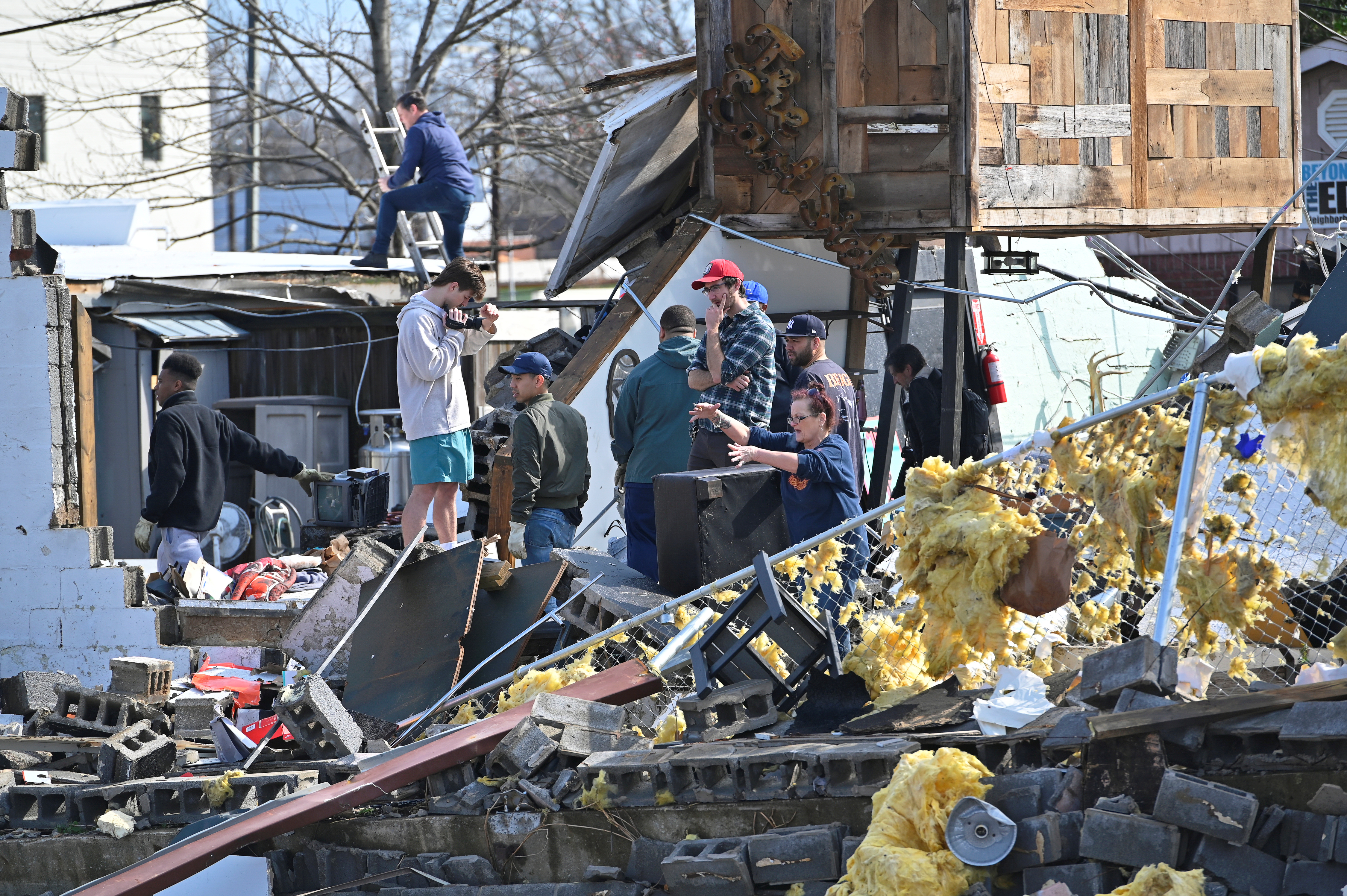 People look at the damage after a tornado hit eastern Nashville, Tennessee, in the United States on Tuesday. Photo: Reuters People look at the damage after a tornado hit eastern Nashville, Tennessee, in the United States on Tuesday. Photo: Reuters