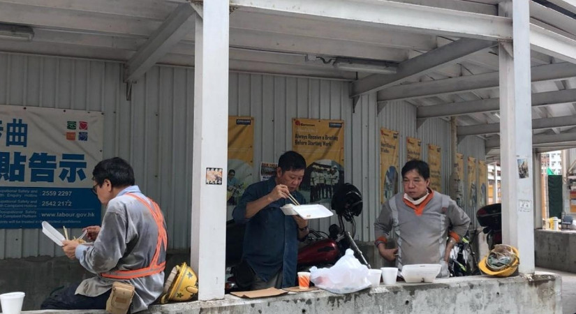 Scenes of old people and grassroots gobbling up their takeaway lunchboxes in the street further jeopardised the so-called “Silent Majority”’s support for the flailing government.Photo: RTHK