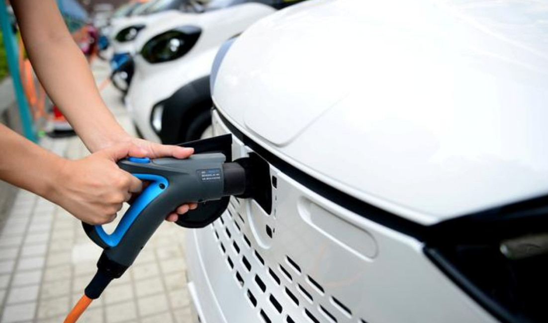 The new energy and electric vehicle sectors are expected to outstrip the traditional fossil fuel-related industries to become the winners in the sustainability theme. Photo: Reuters The new energy and electric vehicle sectors are expected to outstrip the traditional fossil fuel-related industries to become the winners in the sustainability theme. Photo: Reuters