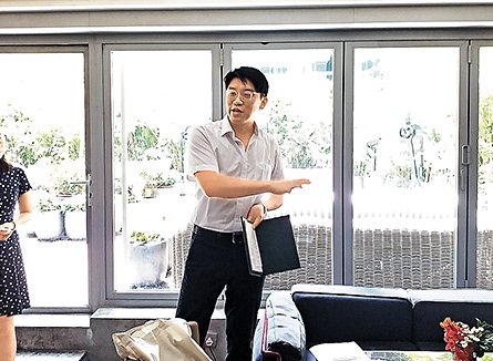 方琛宇向傳媒講解作品背後意念。