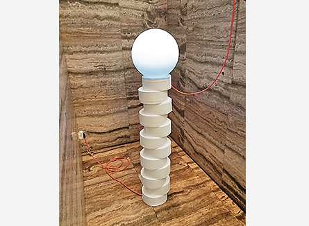 藝術家陳泳因在入口處創作了一組廉價燈具裝置迎接客人，燈具用衞生紙架支撐。
