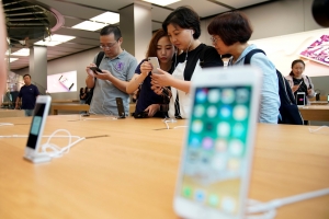 iPhone 8 makes tepid debut. Should we be surprised? 