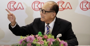 Li Ka-shing keeps buying his company's shares