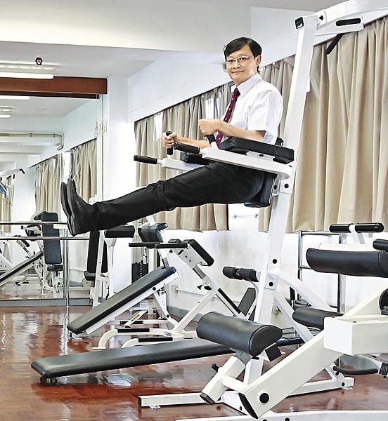 長沙灣天主教中學校長無懼炮彈追尋自主人生 信報網站hkej Com