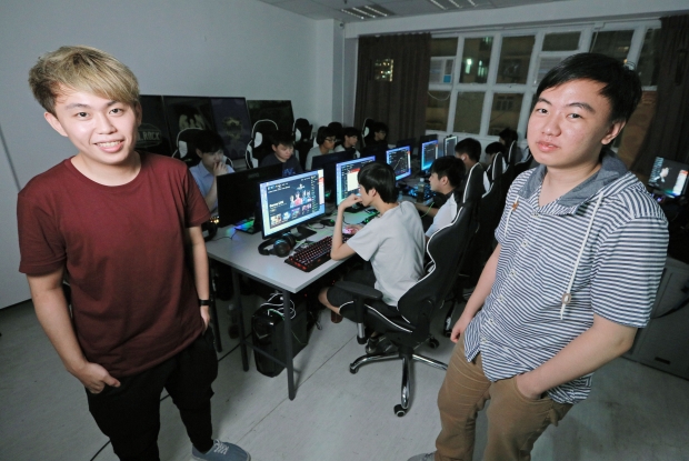 創辦人Jacky(左)主力教班，每周教5堂。Skywalk(右)受聘擔任導師，他兩年前從男拔退學，全職投身電競業。