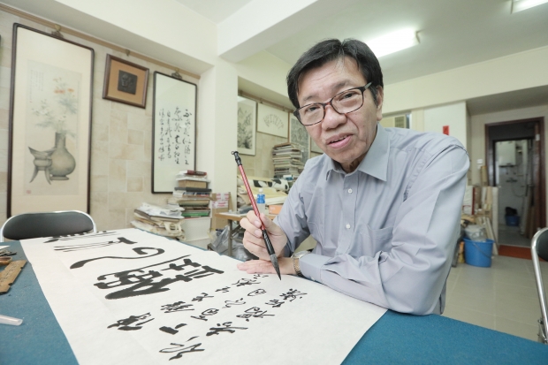 退休後，禤紹燦精進書法、篆刻之道，藝術修養進入一個新的境界，不刻意求工，卻如行云流水，有餘未盡。   (黃勁璋攝)