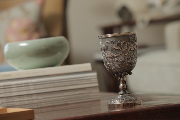 這隻外銷「荷塘鴛鴦」銀高足杯乃早期收藏。中國傳統認為金屬陽、銀屬陰，銀器並非普遍用具，及後至明清兩代始現出口銀器，該杯身表面即刻着法文銘文意譯「僑港法國人贈此予藝術家T.P Deborr，1864年2月5日」，底鈐「Lee-Ching」(利貞)。　(黃俊耀攝)