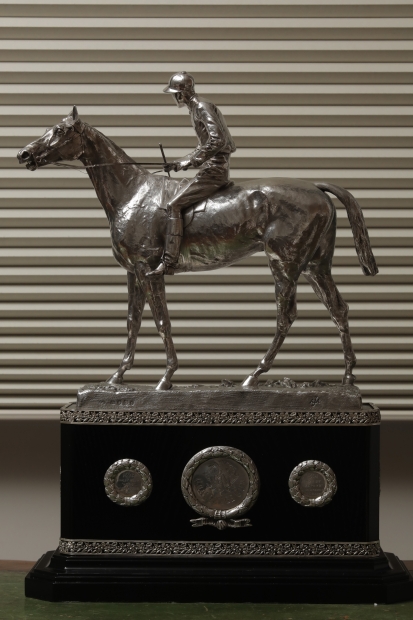 訪問當天，這隻銀馬剛運到！當年沙宣家族很快遷回上海，在香港所留痕跡就僅剩「沙宣道」，這座藏品更見珍貴，乃1889至1892年四屆賽馬會挑戰賽銀獎座，兩屆由D. E.沙宣策騎並勝出，銀馬於1888年英國製造。　(黃俊耀攝)