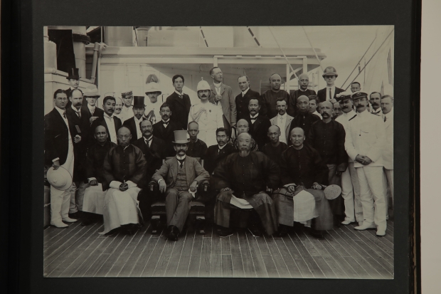 太古職員相冊總共5本，梁透露不乏競投者，香港歷史博物館便向他借相出書，其中有張攝於1909年7月，前清兩廣總督張人駿參觀太古船塢與時任香港總督盧吉等留影。　(黃俊耀攝)