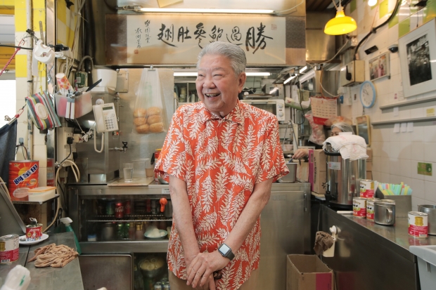 位於九龍城的樂園餐廳儼然成為蔡瀾的辦公地方，背後是他十幾年前的題字。近年勤練書法，境界提升，謙稱舊作見不得人。　(黃俊耀攝)