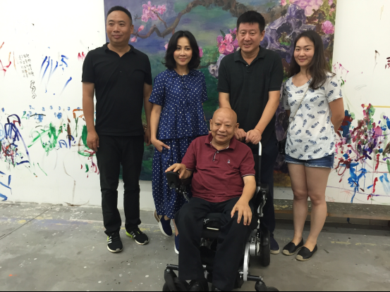 周春芽不乏名人粉絲，包括香港演員劉嘉玲、台灣藝人蔡康永及美國傳媒大亨梅鐸第三任前妻鄧文迪。2009年周氏成立「五彩基金」幫助因地震而殘障的學生，並持續推動藝術慈善教育，就獲得不少名人好友支持。　(網上圖片)