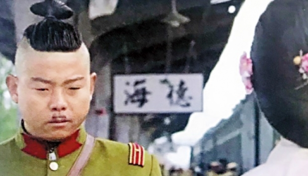 梳着相撲運動員髮式的日軍軍官。
