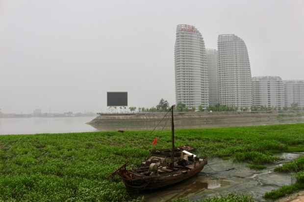 丹東月亮島坐落鴨綠江邊，發展商憧憬北韓開放，日前曾在大屏幕播放習近平及金正恩合照。　(李潤茵攝)