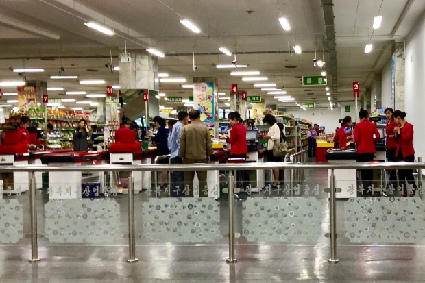 平壤「光復百貨公司」這間平民超市貨架上，隨處可見「中國製造」的食品及日用品，當地人都會先用外幣兌換朝鮮幣，然後才購物。　(李潤茵攝)